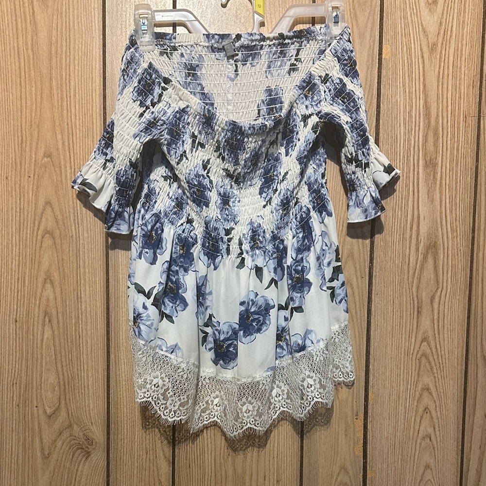 Charlotte Russe White & Blue Floral Off-Shoulder Lace Shirt Size Small